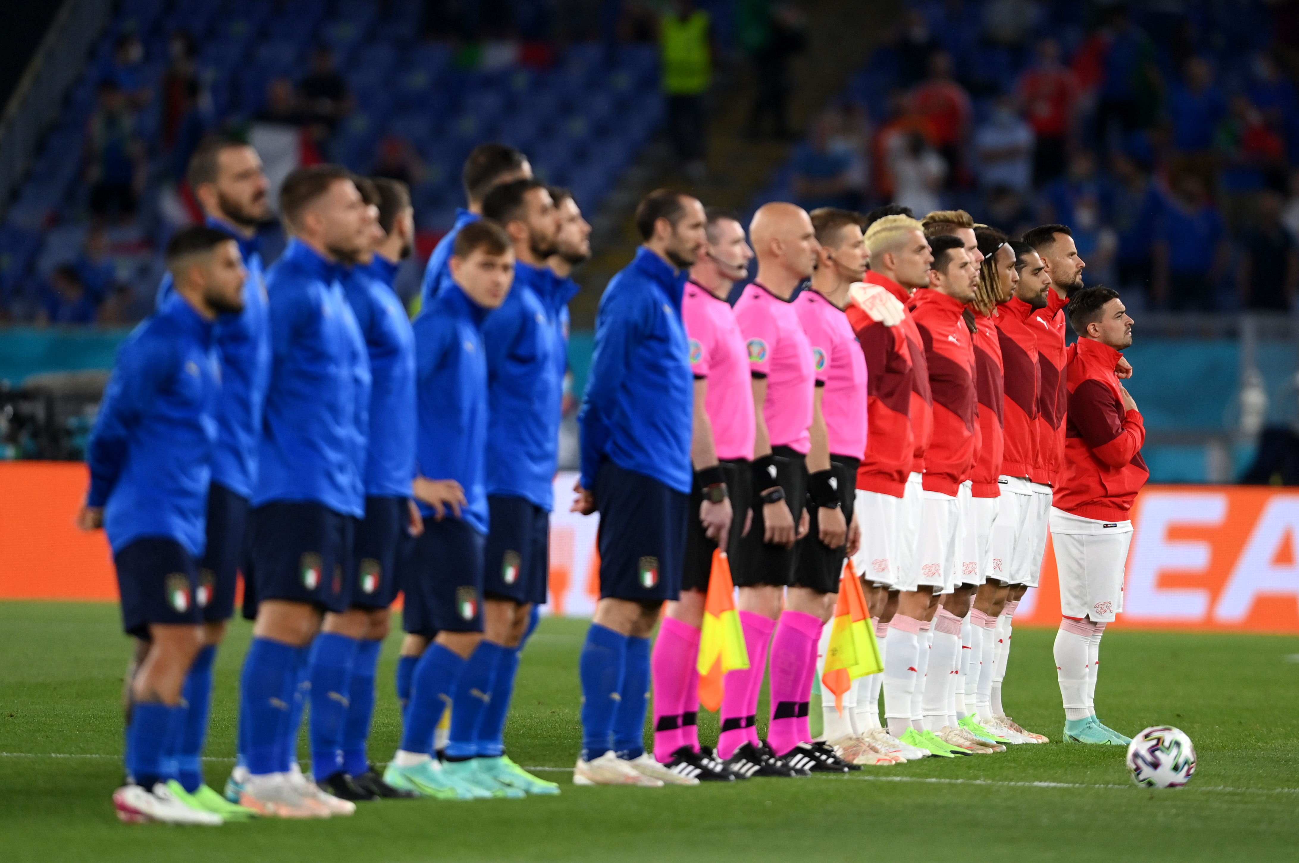 简洁纯色的商务型名片设计